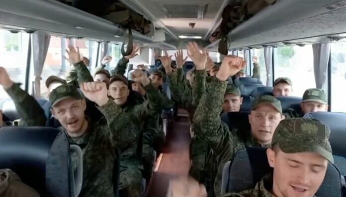 Ucrania y Rusia inician un nuevo canje de prisioneros de guerra Ucrania y Rusia iniciaron un nuevo intercambio de prisioneros de guerra, tras alcanzar un acuerdo en la segunda ronda de conversaciones en Estambul.