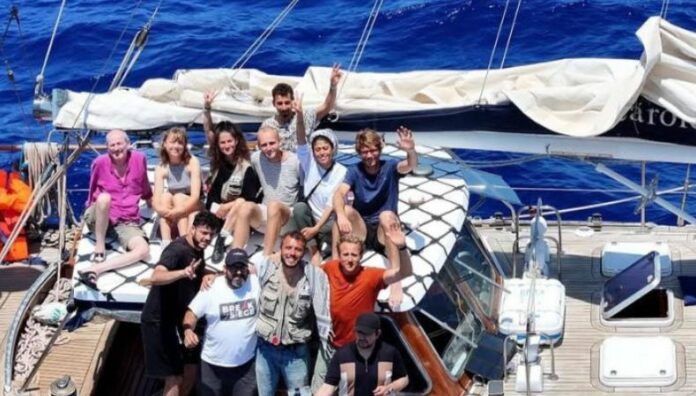 Israel intercepta barco donde viajaban activistas hacia Gaza Israel ordenó el domingo a su ejército que impidiera la llegada a Gaza de un barco con ayuda humanitaria y en el que viajaban 12 activistas.