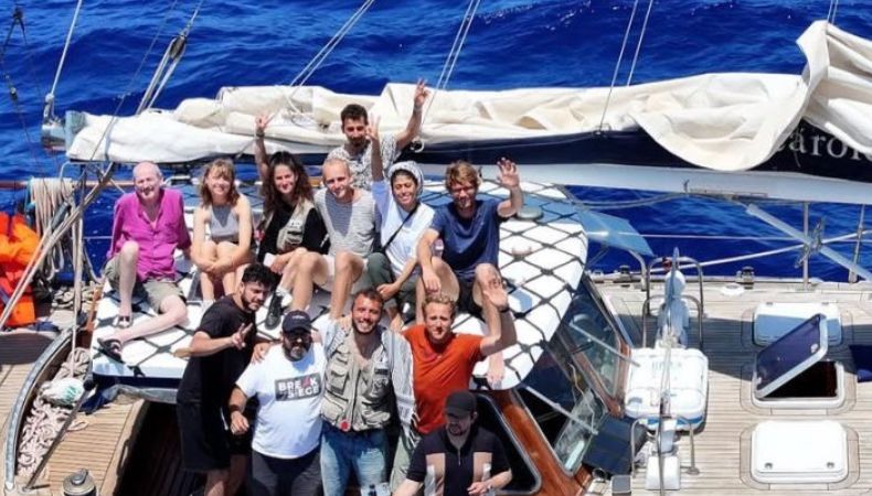 Israel ordenó el domingo a su ejército que impidiera la llegada a Gaza de un barco con ayuda humanitaria y en el que viajaban 12 activistas.