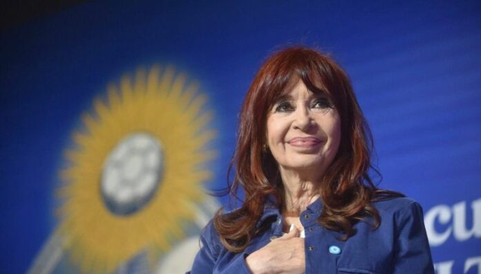 Condenan a prisión a expresidenta de Argentina, Cristina Kirchner La expresidenta argentina Cristina Fernández de Kirchner estará bajo prisión domiciliaria debido a su edad.