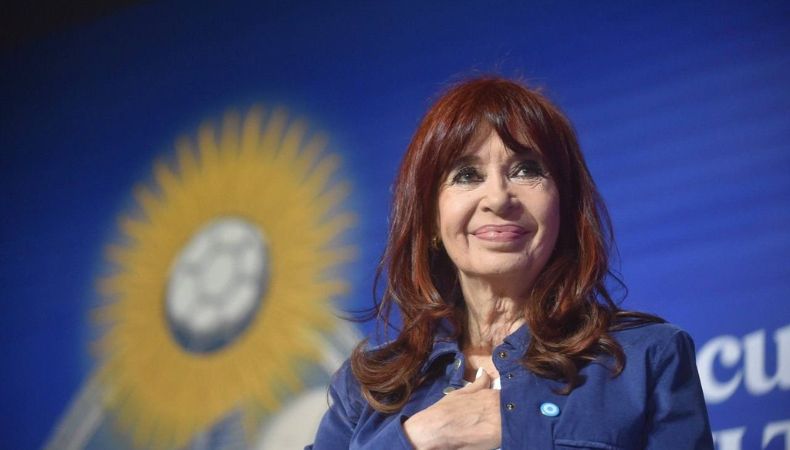 La expresidenta argentina Cristina Fernández de Kirchner estará bajo prisión domiciliaria debido a su edad.