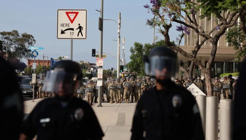 Un juez federal negó la solicitud del estado de California para detener de forma inmediata el despliegue de tropas en Los Ángeles.