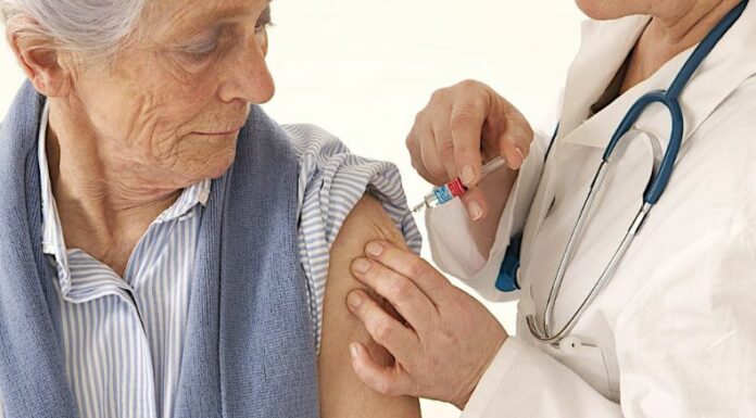 La vacunación en adultos mayores fortalece su sistema inmunológico y reduce la probabilidad de complicaciones por enfermedades infecciosas.