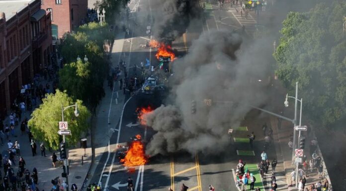 La alcaldesa de Los Ángeles, Karen Bass dijo que el toque de queda entra en vigencia a partir de este martes.