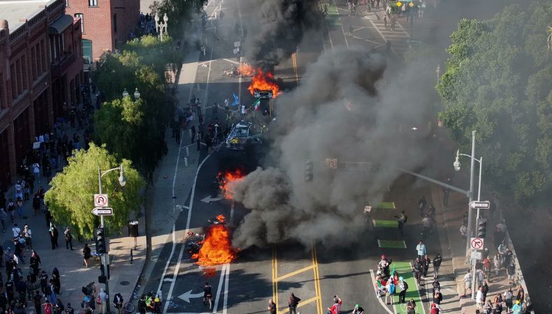 Alcaldesa decreta toque de queda en el centro de Los Ángeles La alcaldesa de Los Ángeles, Karen Bass dijo que el toque de queda entra en vigencia a partir de este martes.