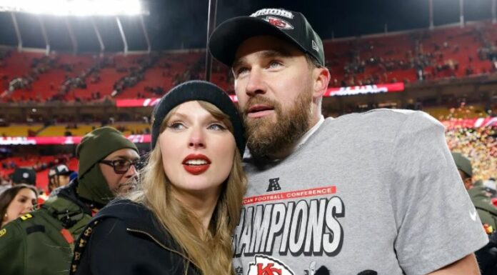 Taylor Swift y Travis Kelce estarían casados, según una pista hallada en una invitación que encendió las redes.