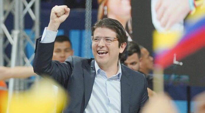 Precandidato presidencial de Colombia, Miguel Uribe Turbay, muestra 