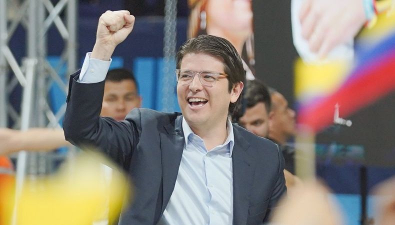 Tras el atentado sicarial en contra del senador y precandidato presidencial colombiano Miguel Uribe Turba, este día, la Fundación Santa Fe de Bogotá ofreció detalles sobre su estado de salud. Precandidato presidencial de Colombia, Miguel Uribe Turbay, muestra