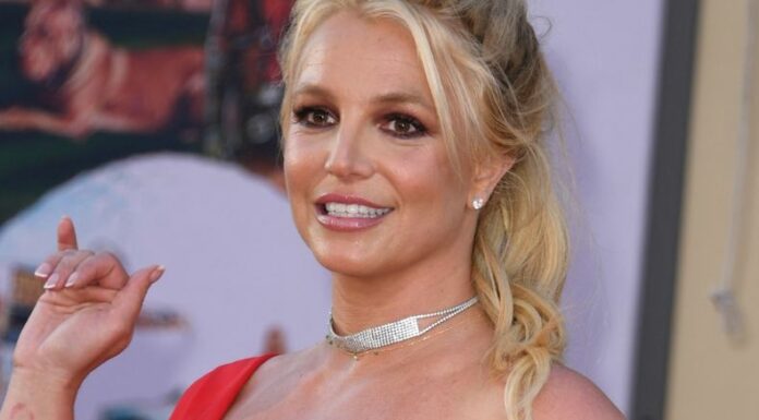 Britney Spears reaparece con una nueva identidad en redes sociales y confirma una mudanza, marcando un nuevo capítulo en su vida personal.