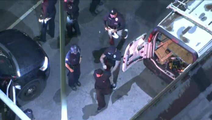 Policía de Los Ángeles realiza arrestos bajo toque de queda La policía arrestó a al menos 25 personas el martes por la noche en Los Ángeles por violar el toque de queda instaurado ese mismo día.