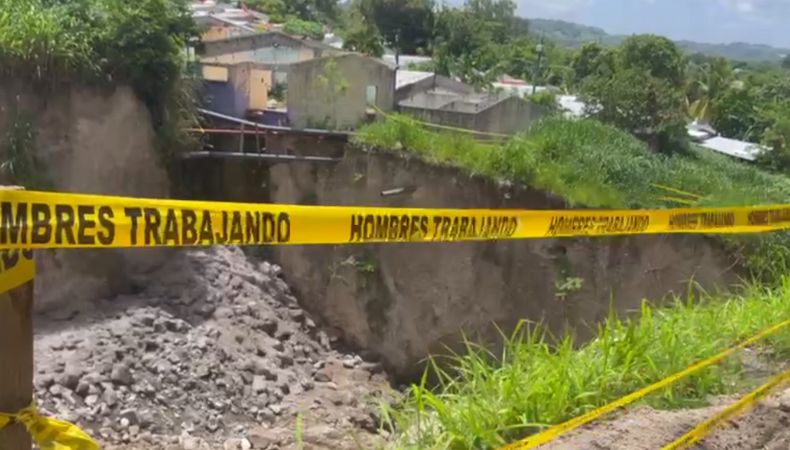 Intervienen cárcava en La Campanera En la colonia La Campanera, en Soyapango el Ministerio de Obras Públicas y de Transporte continúa con los trabajos de intervención de una cárcava.