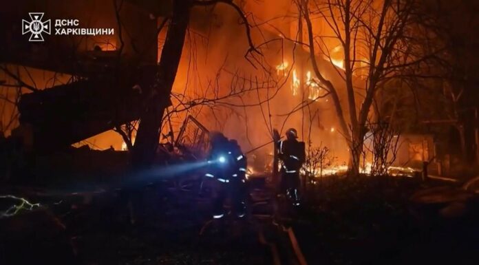 Al menos tres fallecidos y más de 60 heridos, entre ellos, niños, es el saldo de nuevos ataques de Rusia en Járkov, Ucrania.