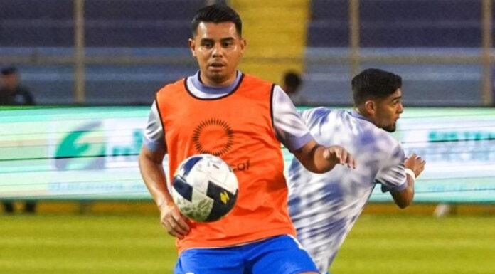 Alexander Larín salió lesionado en los primeros minutos del encuentro ante Surinam por un golpe en la rodilla izquierda.