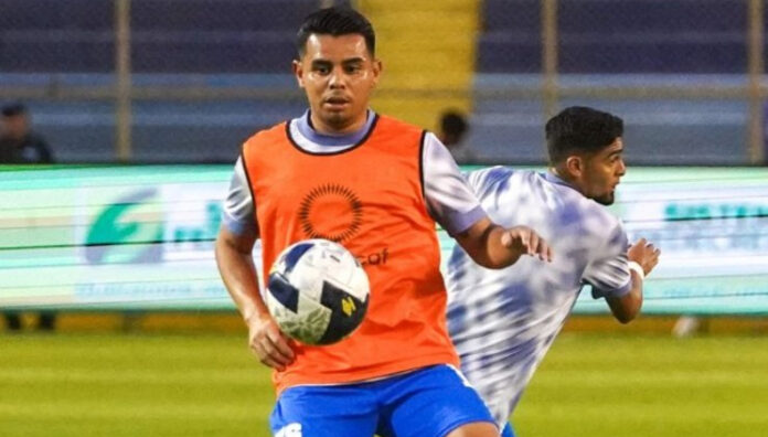 Alexander Larín salió lesionado en los primeros minutos del encuentro ante Surinam por un golpe en la rodilla izquierda.