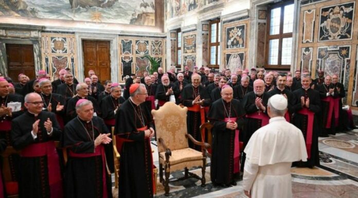 En el encuentro, el papa León XIV recibió el saludo de Monseñor Luigi Roberto Cona, Nuncio Apostólico en El Salvador.
