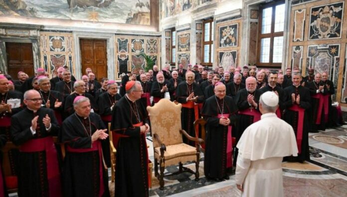 Papa León XIV se reúne con nuncios apostólicos en el Vaticano En el encuentro, el papa León XIV recibió el saludo de Monseñor Luigi Roberto Cona, Nuncio Apostólico en El Salvador.