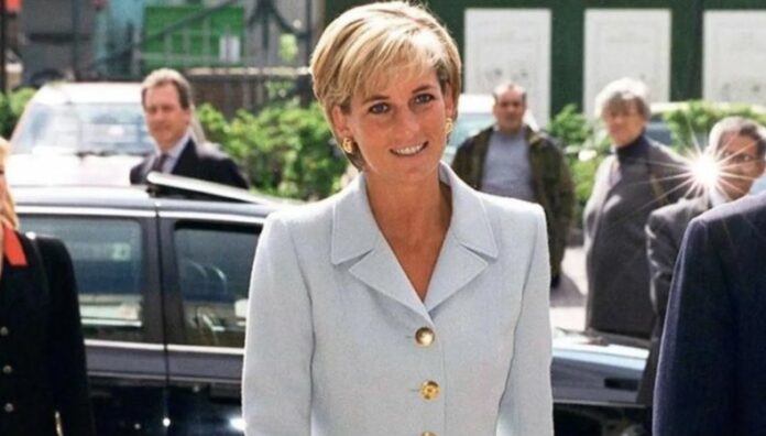 Diana de Gales protagoniza la subasta más grande de moda Los vestidos, accesorios y objetos personales de la princesa Diana, serán ofrecidos al mejor postor. Parte de los fondos recaudados será destinado a una causa benéfica, reforzando el legado humanitario que la caracterizó.