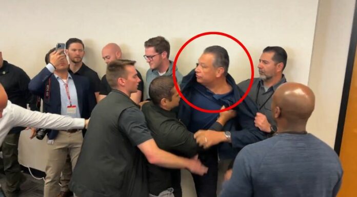 El senador de California, Alex Padilla fue sacado a la fuerza de la conferencia que brindaba la secretaria Kristi Noem.