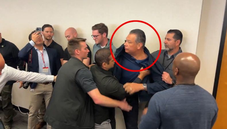 El senador de California, Alex Padilla fue sacado a la fuerza de la conferencia que brindaba la secretaria Kristi Noem.