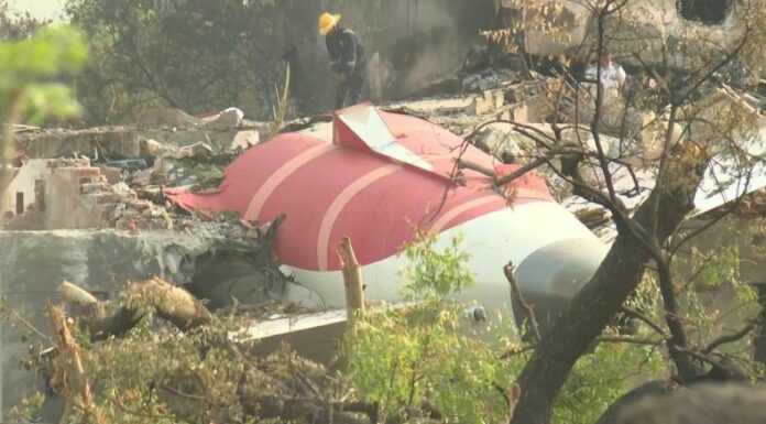 Investigadores encontraron una caja negra del Boeing 787-8 de Air India que se estrelló tras despegar de Ahmedabad rumbo a Londres.