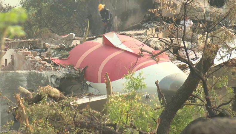 Investigadores encontraron una caja negra del Boeing 787-8 de Air India que se estrelló tras despegar de Ahmedabad rumbo a Londres.