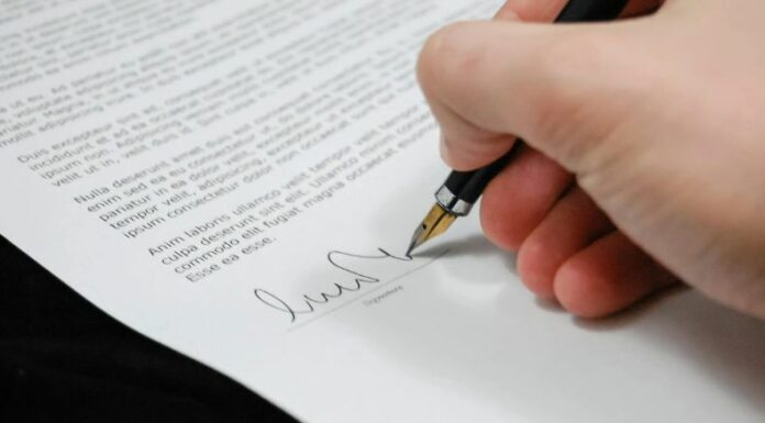 Firmar un documento sin leerlo por completo es una práctica común. No obstante, esta acción puede generar consecuencias legales, financieras y personales graves.