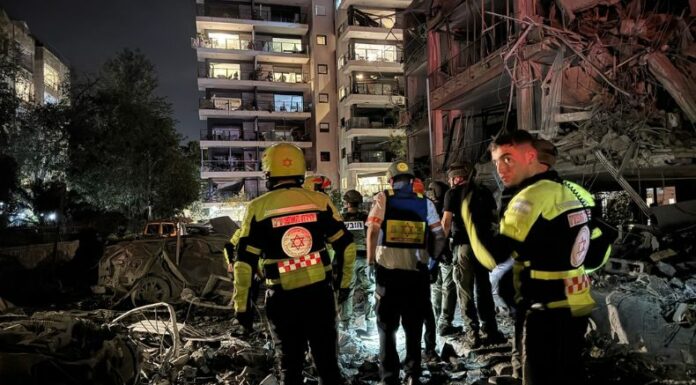 Autoridades reportan varios heridos, uno de ellos en estado crítico, tras el bombardeo lanzado este viernes por Irán contra Israel.