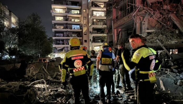 Autoridades reportan varios heridos, uno de ellos en estado crítico, tras el bombardeo lanzado este viernes por Irán contra Israel.