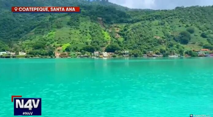 Las aguas del lago de Coatepeque han vuelto a tornarse de color turquesa, un fenómeno que atrae la atención de turistas nacionales y extranjeros.