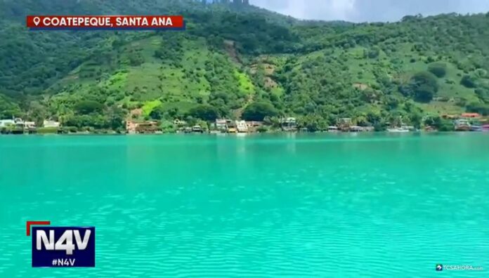 Las aguas del lago de Coatepeque han vuelto a tornarse de color turquesa, un fenómeno que atrae la atención de turistas nacionales y extranjeros.
