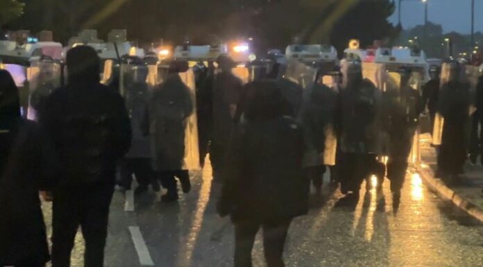 Los enfrentamientos en Irlanda del Norte se generaron tras la imputación de dos adolescentes por agresión sexual contra una joven.