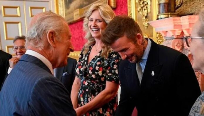 El exfutbolista fue nombrado caballero por el rey Carlos III en reconocimiento a su trayectoria deportiva y su labor social.