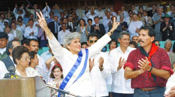Violeta Barrios de Chamorro gobernó Nicaragua de 1990 a 1997, poniendo fin a la guerra civil y dando paso a la reconciliación nacional.