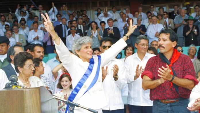 Violeta Barrios de Chamorro gobernó Nicaragua de 1990 a 1997, poniendo fin a la guerra civil y dando paso a la reconciliación nacional.