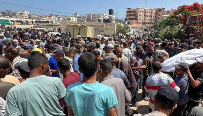 Israel lanza ataque en Gaza y más de 50 personas fallecieron Israel lanzó un ataque cerca de un centro de distribución de alimentos en Jan Yunis en el sur de la Franja de Gaza.