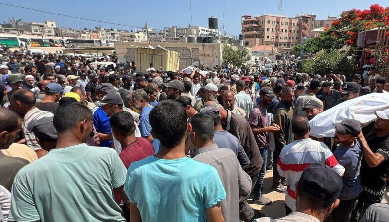Israel lanzó un ataque cerca de un centro de distribución de alimentos en Jan Yunis en el sur de la Franja de Gaza.