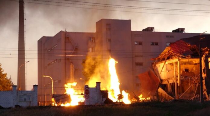 Al menos 16 personas murieron y decenas resultaron heridas en nuevos bombardeos rusos, un hecho que el presidente Volodimir Zelenski calificó como 