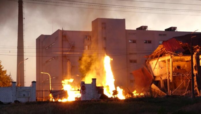 Kiev: Nuevos bombardeos rusos dejan al menos 16 muertos Al menos 16 personas murieron y decenas resultaron heridas en nuevos bombardeos rusos, un hecho que el presidente Volodimir Zelenski calificó como