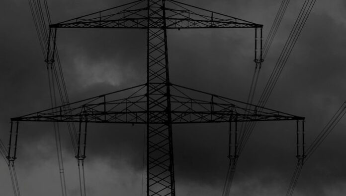 Apagón de España se debió a un problema de sobretensiones Según informes, el apagón que sufrió España y Portugal, se habría originado a causa de un problema de sobretensión.