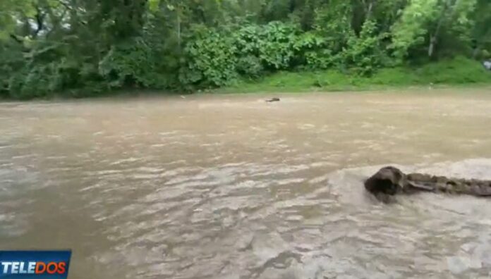 El tramo entre los distritos de Santiago Texacuangos e Ilopango estuvo bloqueado por el desbordamiento del río Cuaya.