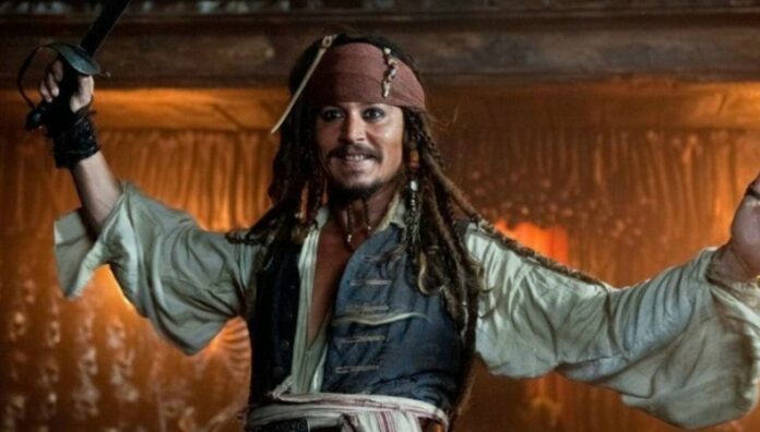 Johnny Depp, de visita en Madrid por el rodaje de su nueva película, sorprendió al disfrazarse del personaje Jack Sparrow.