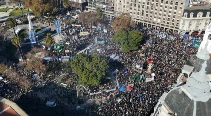 Miles de personas salieron a las calles de Buenos Aires en respaldo a Cristina Kirchner, condenada a prisión domiciliaria por corrupción.
