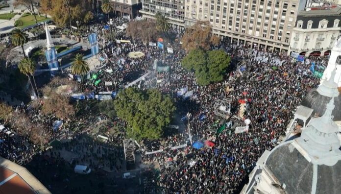 Miles de simpatizantes de Kirchner a la calle bajo el lema Argentina con Cristina Miles de personas salieron a las calles de Buenos Aires en respaldo a Cristina Kirchner, condenada a prisión domiciliaria por corrupción.