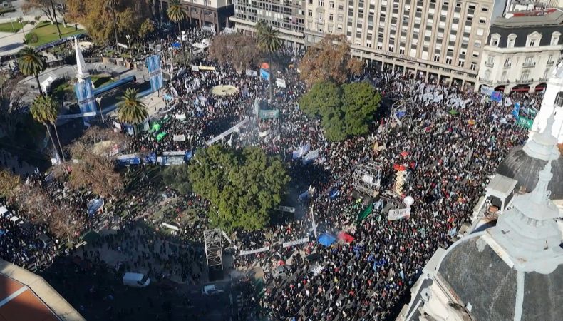 Miles de personas salieron a las calles de Buenos Aires en respaldo a Cristina Kirchner, condenada a prisión domiciliaria por corrupción.