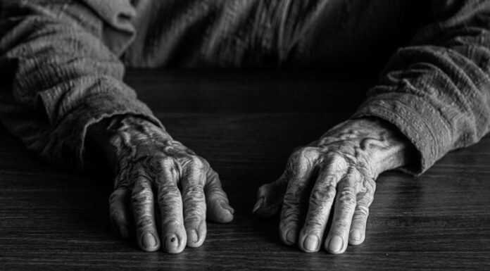 La brecha en la esperanza de vida responde a variables sociales y económicas que aún persisten en El Salvador.