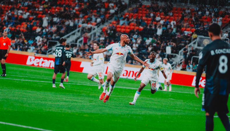 Salzburgo de Austria se impuso al Club Pachuca de México y cerró la primera jornada como líder de grupo por encima del Real Madrid.