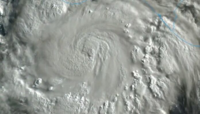 Huracán Erick se fortalece a categoría 3 mientras avanza a México Autoridades prevén que el huracán Erick provoque vientos destructivos e inundaciones repentinas potencialmente mortales.