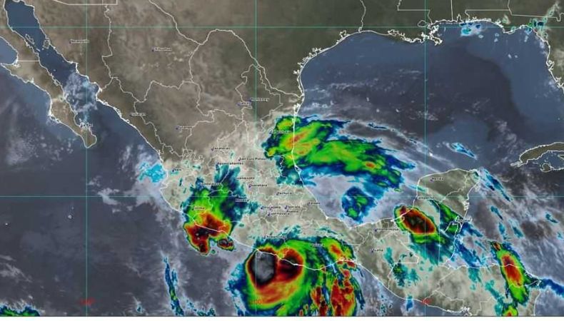 El huracán Erick atravesó las costas de Oaxaca provocando torrenciales lluvias en Guerrero y Chiapas, así como vientos fuertes y oleaje elevado.