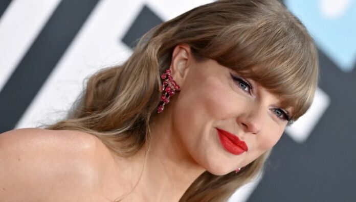 Taylor Swift aclara que no está casada con Travis Kelce Taylor Swift rompe los rumores de boda con una simple frase durante su visita a un hospital infantil en Florida.