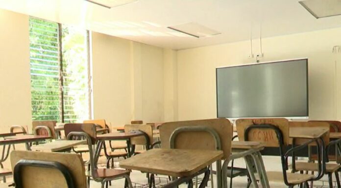 Expertos coinciden en que la baja tasa está relacionada con obstáculos económicos y sociales que limitan el acceso a la educación superior.